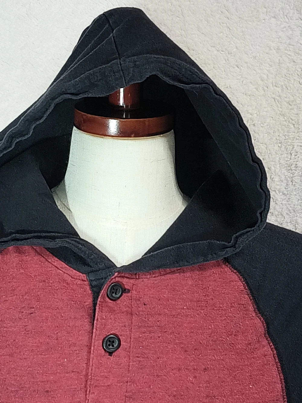 Wrangler Kids Maroon & Black Hooded Henley Size L 10/12.   KS 28